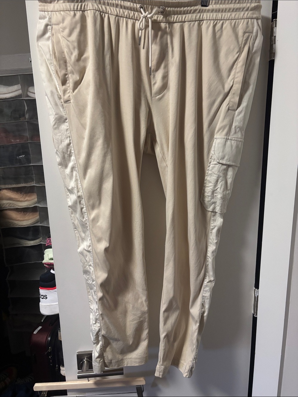 Hugo Boss Men’s Cargo Pants in Beige/Cream